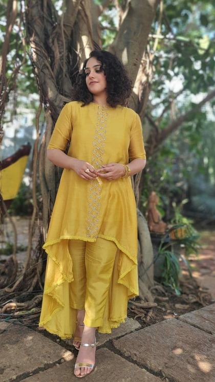 <p>नित्या मेनन सा हाई लो सूट सलवार आप राखी के लिए ऑप्शन बना सकती हैं। इससे मिलता-जुलता सूट 1000-1500 में मिल जाएगा। आप इसे हैवी जूलरी के साथ टीमअप कर सकती हैं। </p>
