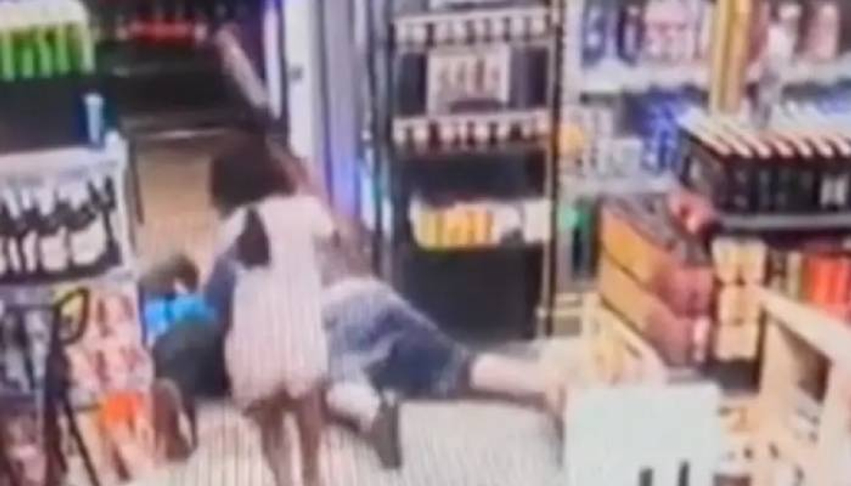 eight year old attack robber with baseball bat to save her father in his liquor store Minnesota