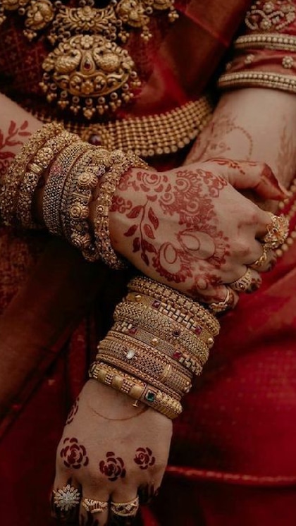 <p>आपको आर्टिफिशियल ज्वेलरी को सुरक्षित रखने के लिए उन्हें सूखे स्थान में रखना चाहिए। आप ज्वेलरी बॉक्स में ज्वेलरी को सुरक्षित रखें।<br />
 </p>
