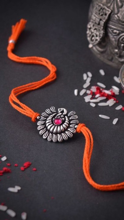 <p>वहीं अगर भाई की कलाई के लिए ट्रेडिशनल राखी ढूंढ रही है तों ऑक्सीडेंट पैडेंट पर मैटेलिक राखी चुन सकती हैं। ये भी काफी प्यारी लगेगी। </p>
