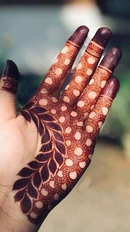 <p>आजकल हाफ मेहंदी का ट्रेंड चल रहा है। अगर कुछ यूनिक ट्राई करना है तो बेल पैर्टन पर शंख मेहंदी लगाएं। ये हाथों को सुंदर लुक देते हैं। </p>
