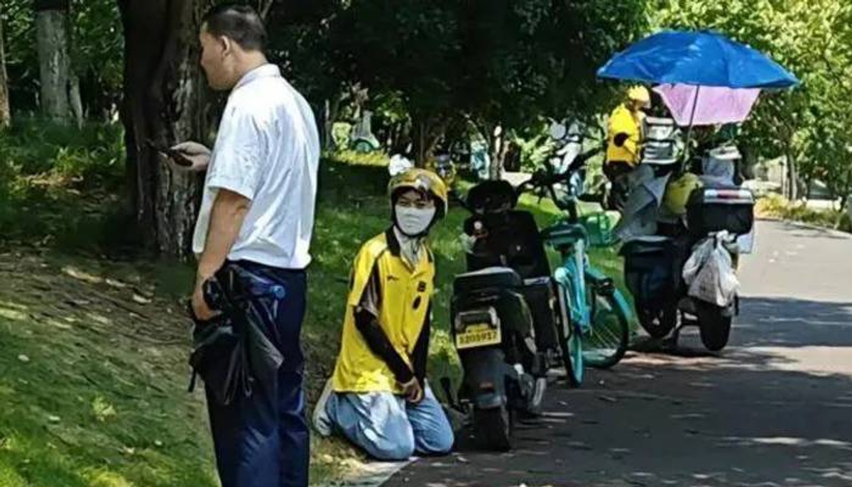 delivery boy knees in front of security guard protest in china 