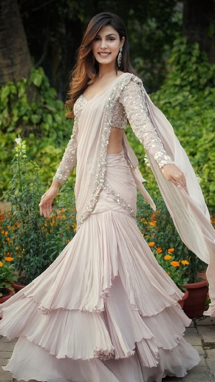 <p>सिंपल या फिर एंब्रॉयडरी साड़ी से हटकर कुछ पहनना चाहती हैं तो आप प्री-ड्रेप रफल साड़ी भी चूज कर सकती हैं। ऐसी साड़ियां पहनना बहुत आसान होता है।</p>
