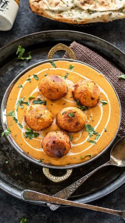<p>मलाई ग्रेवी के साथ नॉर्थ इंडिया में मलाई कोफ्ता करी तैयार की जाती है। आलू, पनीर और मसालों की मदद से कोफ्ता तैयार किए जाते हैं। </p>
