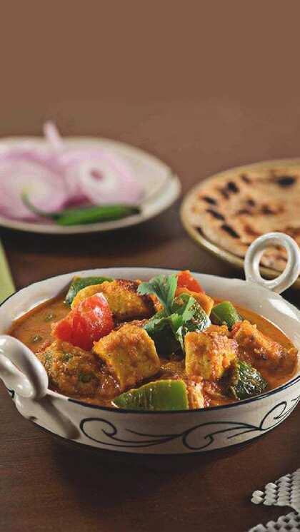 <p>कढ़ाई मसाला और बेल पेपर की मदद से कढ़ाई पनीर तैयार की जाती है। आप भाई को नॉन और राइस के साथ रक्षाबंधन में कढ़ाई पनीर सर्व कर सकते हैं। </p>

