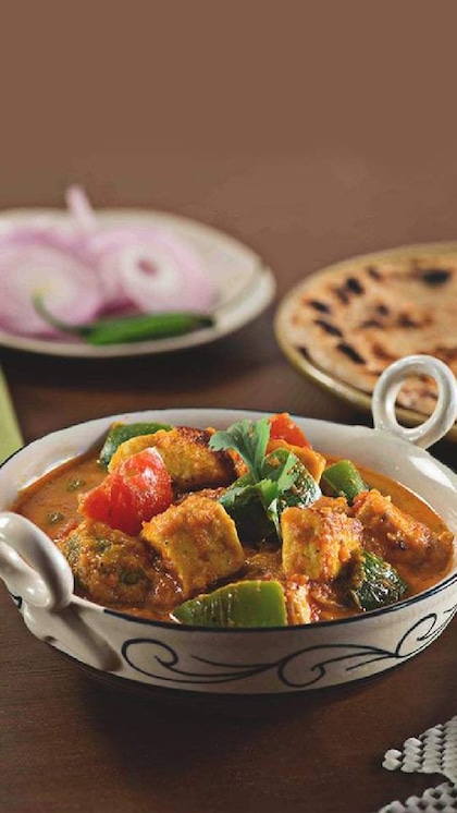 <p>कढ़ाई मसाला और बेल पेपर की मदद से कढ़ाई पनीर तैयार की जाती है। आप भाई को नॉन और राइस के साथ रक्षाबंधन में कढ़ाई पनीर सर्व कर सकते हैं। </p>
