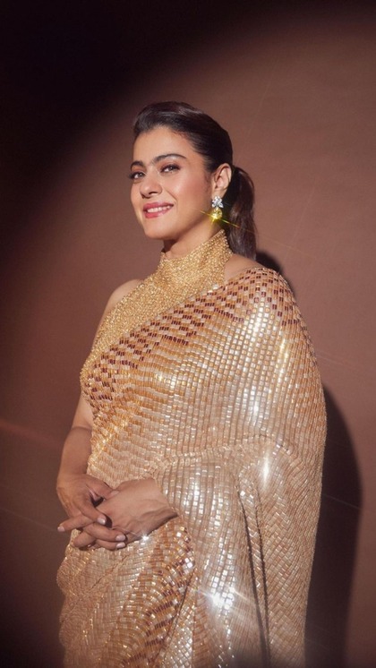 <p>सीक्वेन पैर्टन पर काजोल सी गोल्डन साड़ी भी कजरी तीज पर प्यारी लगेगी। बाजार में इस साड़ी के कई पैर्टन मिल जाएंगे। एक्ट्रेस ने मैचिंग राउंड नेक ब्लाउज और ग्लॉसी मेकअप वियर किया है।</p>
