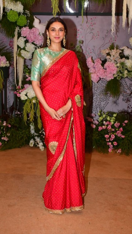<p>अदिति राव हैदरी ने फंक्शन के दौरान रेड बांधनी साड़ी संग ग्रीन ब्रोकेड ब्लाउज पेयर किया है। अदिति का ये लुक वाकई हरितालिका तीज के लिए परफेक्ट च्वॉइज है।</p>
