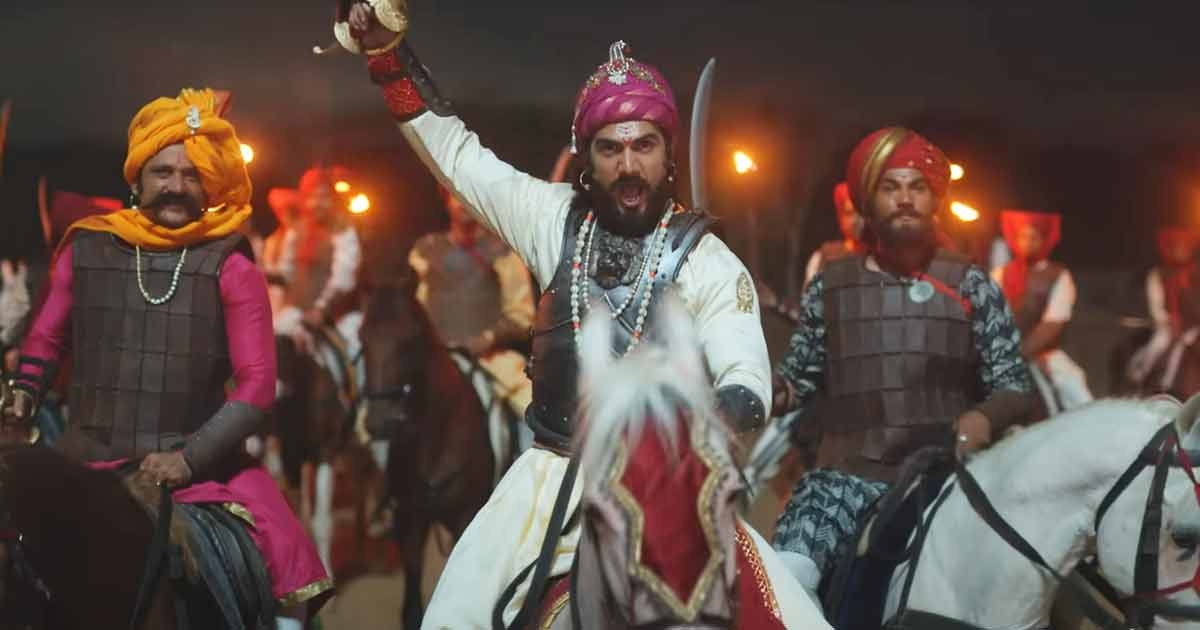 Chhava Vicky Kaushal plays Chhatrapati Sambhaji Maharaj; dressed in period armour, faces armed soldiers RBA