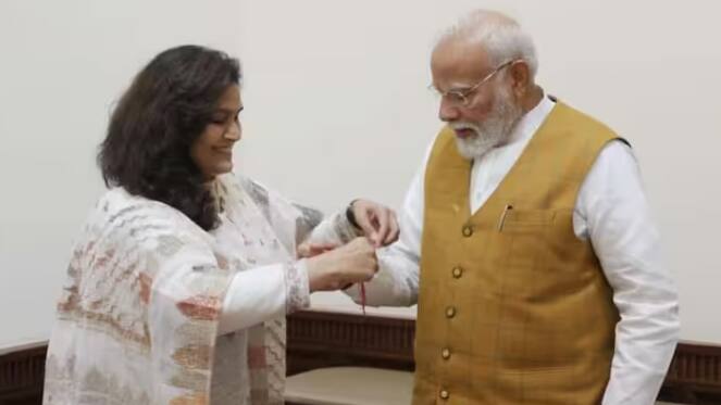 mla bhavana gawali tied rakhi to prime minister modi 