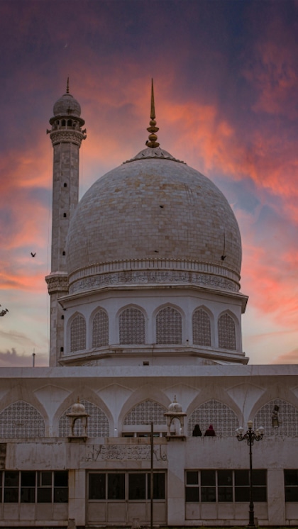 <p>श्रीनगर की फेमस हजरतबल दरगाह का सैनिक व्यू आपकी फोटोग्राफी के इंटरेस्ट को और बढ़ा देगा। आप शाम के समय गुलाबी आसमान के साथ फोटो ले सकते हैं।<br />
 </p>
