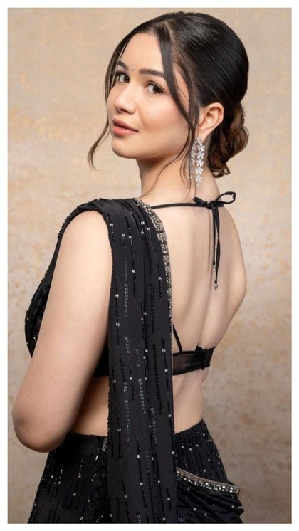 सिजलिंग लुक देख शरमा जाएंगी जेठानी, पहनें 8 डोरी वाले Backless Blouse