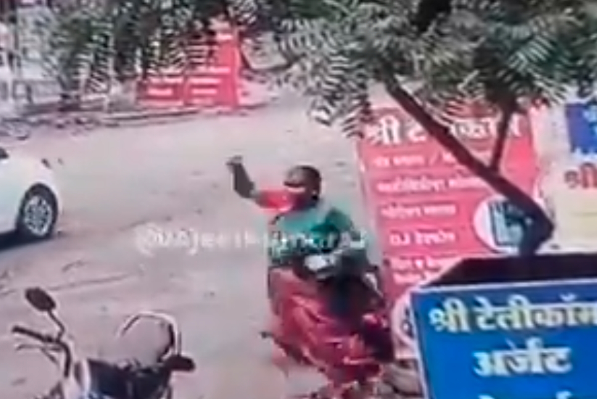 Mother pelted stones and saves son from attackers on busy market Maharashtra ckm