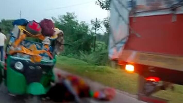 Madhya Pradesh auto carrying 13 people to Bageshwar Dham collided with a truck in in Chhatarpur 7 people died akb