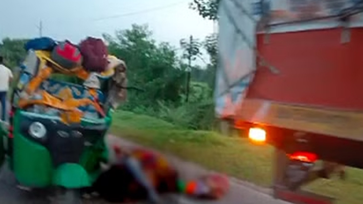 Madhya Pradesh auto carrying 13 people to Bageshwar Dham collided with a truck in in Chhatarpur 7 people died akb