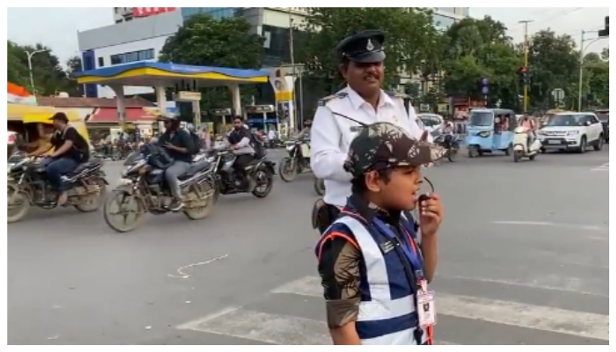 10 year old Aditya Tiwari took control of traffic by making and singing his own song about traffic rules viral video 