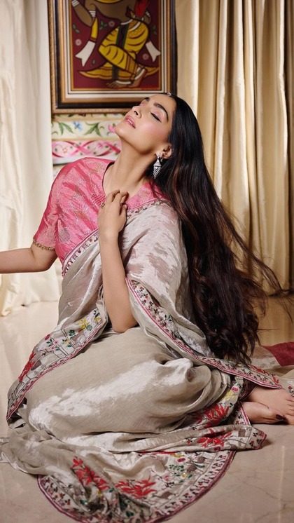 <p>फ्लोरल सिल्क साड़ी सेसी लुक देने के लिए बेस्ट है। ज्यादा हैवी साड़ी नहीं पसंद तो सोनम कपूर सी साड़ी कंट्रास्ट में राउंड नेक ब्लाउज के साथ स्टाइल करें। साथ में हैवी इयररिंग्स पहनें। </p>
