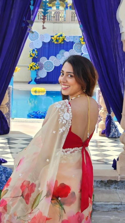 <p>नॉट वाले बैकलेस ब्लाउज के साथ झील मेहता ने फ्लोरल प्रिंट की ऑर्गेंजा साड़ी पहनी है। ऐसी साड़ियों में रूप निखर कर सामने आता है।</p>
