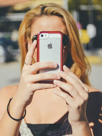 <p>लॉन्च किए गए पहले iPhone में सिर्फ 4GB या 8GB की स्टोरेज थी। सिर्फ 2 मेगापिक्सल का कैमरा था। उसका टचस्क्रीन फीचर सबके लिए यूनिक था।</p>
