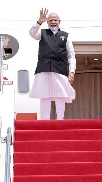 <p>PM नरेंद्र मोदी की ऐतिहासिक यात्रा भारत-पोलैंड के 70 वर्षों के राजनयिक संबंधों की वर्षगांठ पर हो रही है। यह यात्रा द्वितीय विश्व युद्ध के दौरान बने संबंधों को फिर से जीवंत करेगी।</p>
