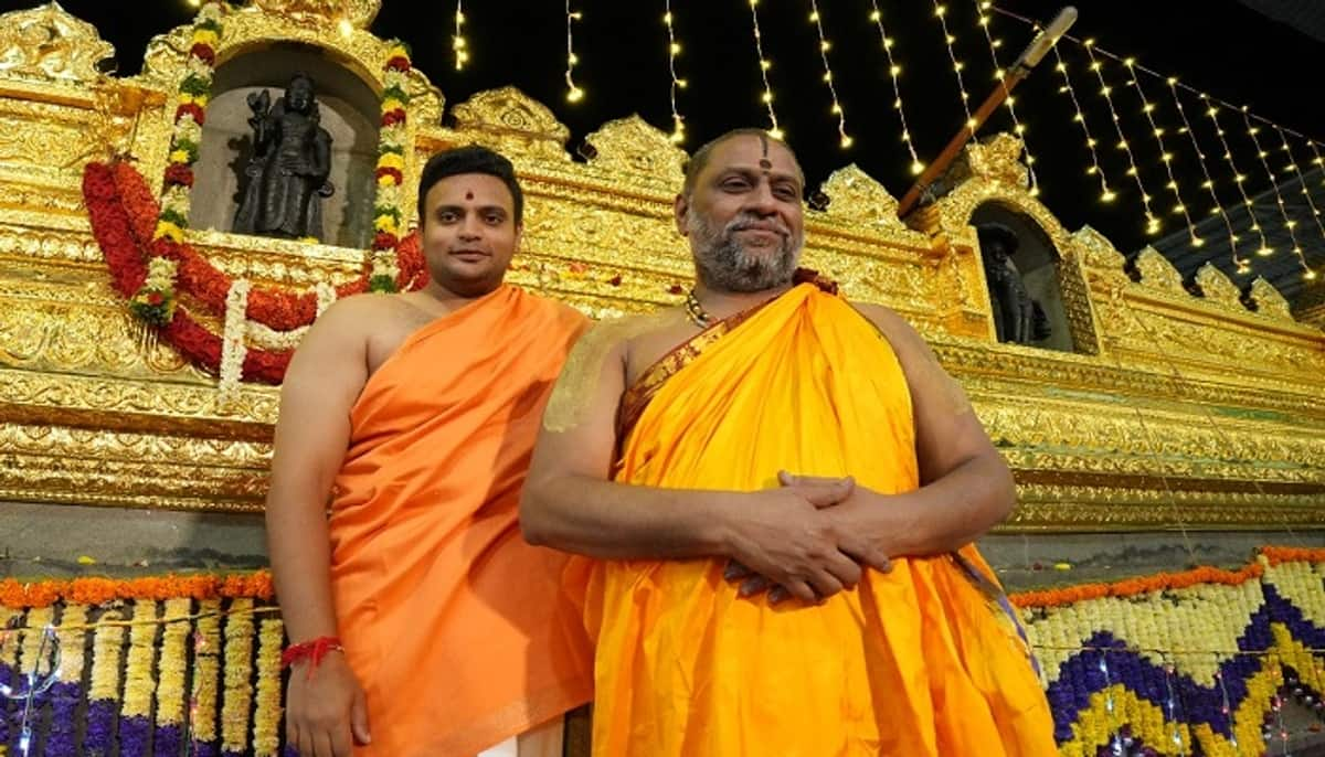 Mysuru kodagu bjp mp Yaduveer Wadiyar visited to Raghavendra Swami matha in Mantralaya grg 