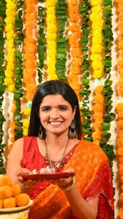 <p>పూజను నిలబడి చేయడం తొందరపాటుకు నిదర్శనం. కాబట్టి కూర్చుని పూజించడమే శ్రేయస్కరం.</p>
