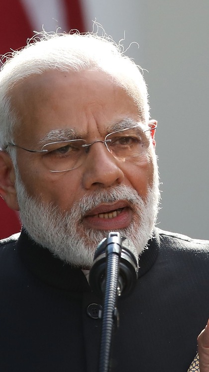 <p>प्रधानमंत्री नरेंद्र मोदी अपनी पहली द्विपक्षीय यात्रा के लिए ब्रुनेई पहुंचे हैं, जहां सुल्तान हाजी हसनल बोल्किया ने उनका गर्मजोशी से स्वागत किया।<br />
 </p>
