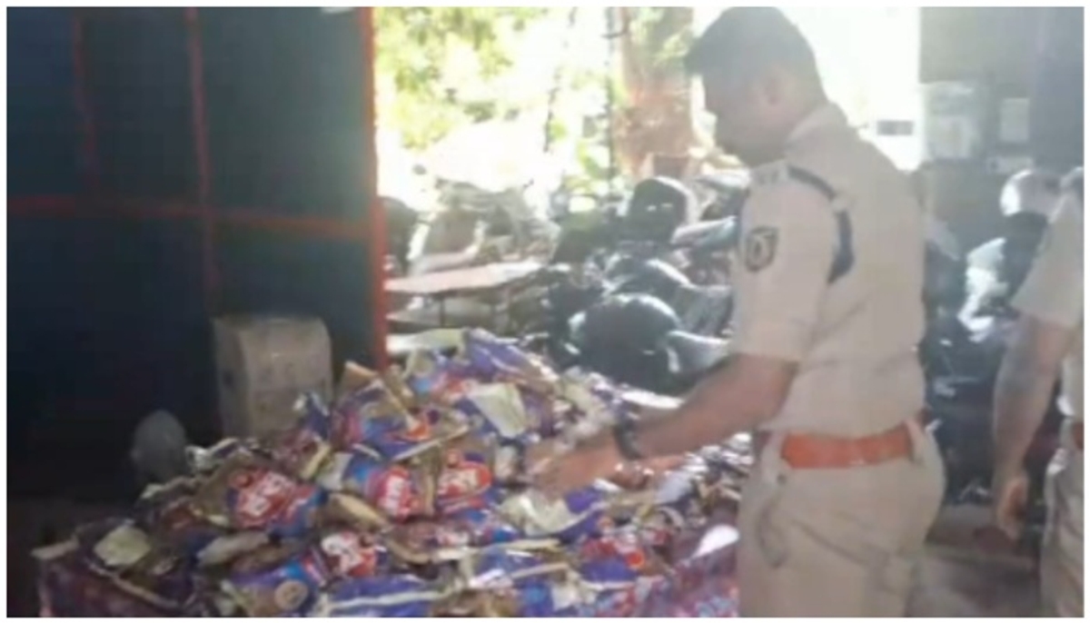 Car of Kasaragod native stopped at kochi edappally toll junction and large quantities tobacco products seized