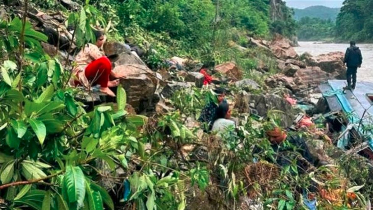 14 killed after An Indian bus with 40 passengers plunged into a river in Nepal akb