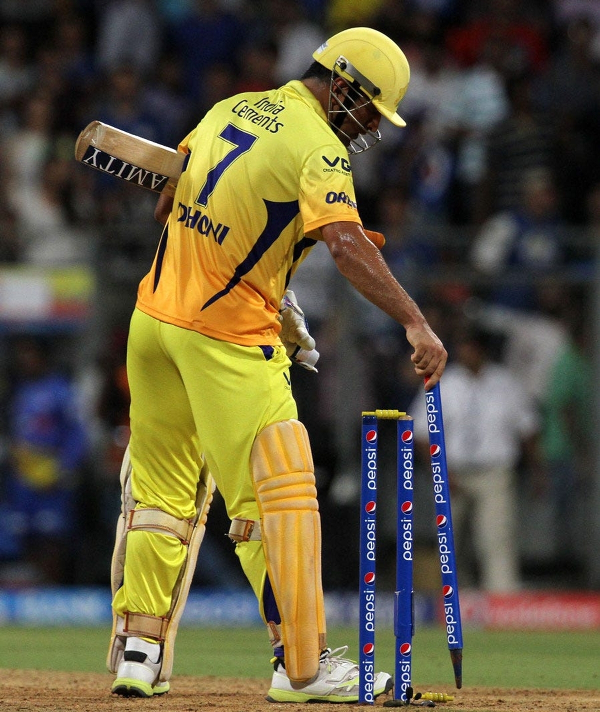 MS Dhoni Carry Stump