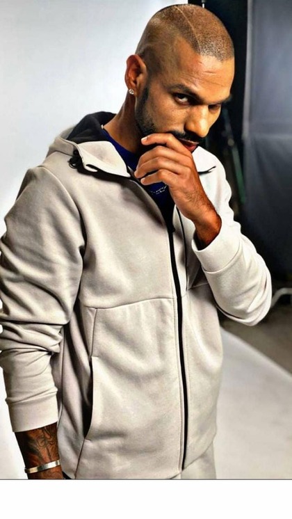 <p>बीसीसीआई ने शिखर धवन को ग्रेड-ए कैटेगरी के प्लेयर्स की लिस्ट में रखा है। इसी माध्यम से सालाना 5 करोड़ प्राप्त होते हैं। </p>
