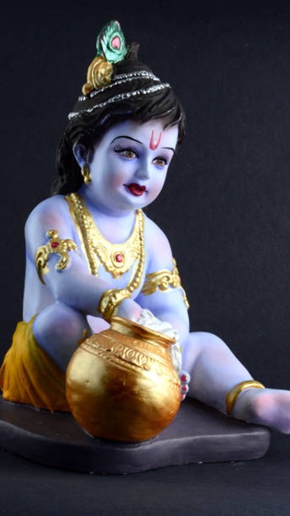 <p>ओम अपवित्रः पवित्रोवा सर्वावस्थां गतोअपि वा। यः स्मरेत पुण्डरीकाक्षं स बाह्याभ्यन्तरः शुचिः।।<br />
इस मंत्र का उच्चारण करने के बाद जल को स्वयं और पूजन सामग्री पर छिड़ककर पवित्र करें।<br />
 </p>
