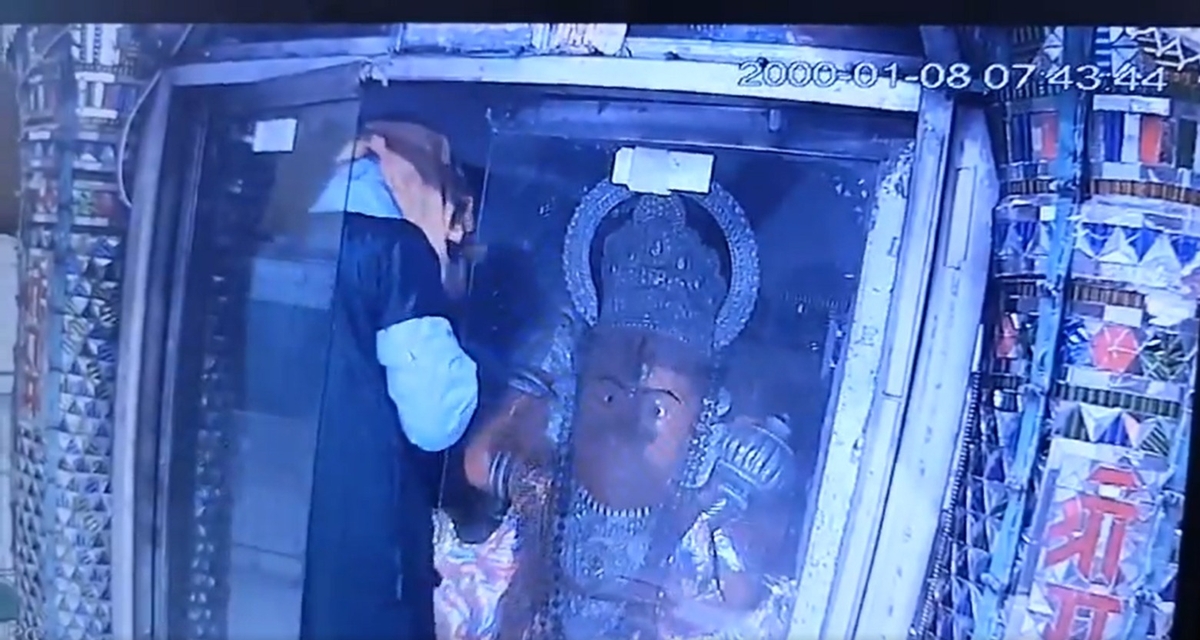 With folded hands, thief bows down before Lord Hanuman, then decamps with jewellery (Watch) shk