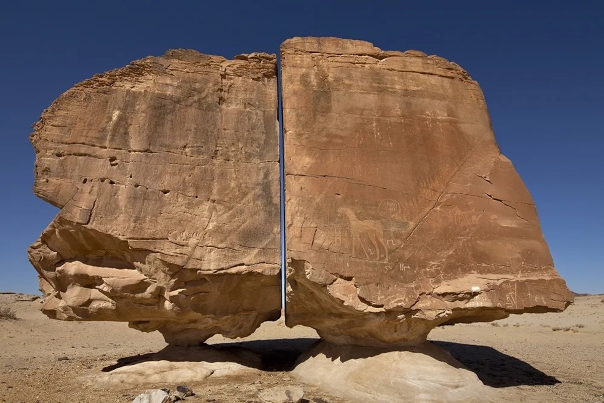 Al Naslaa rock: mysterious floating rock in Saudi Arabia sgb