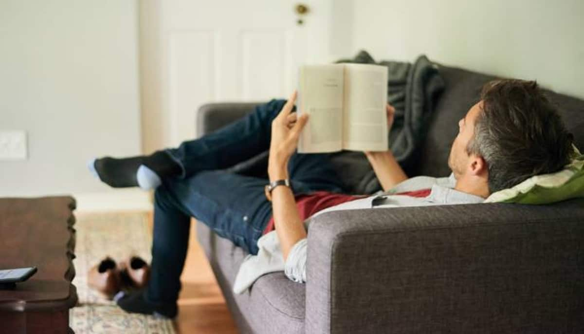 thief sits down mid robbery to read a book arrested 