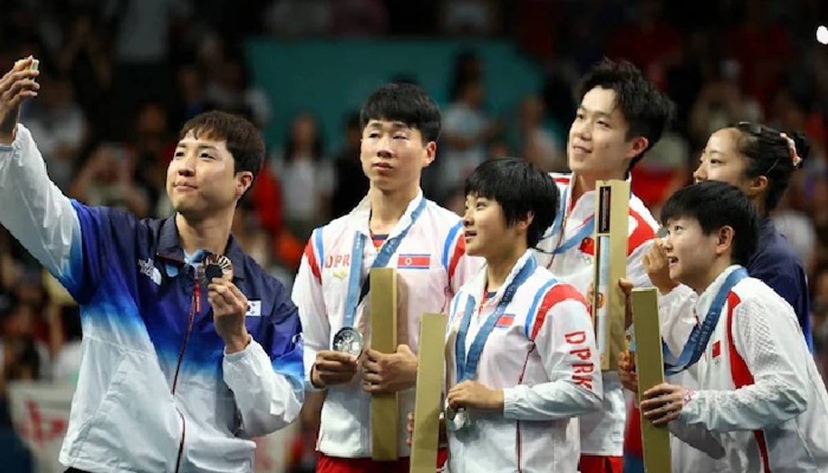 North Korean table tennis players under scrutiny for taking selfies with South Korean athletes kvn