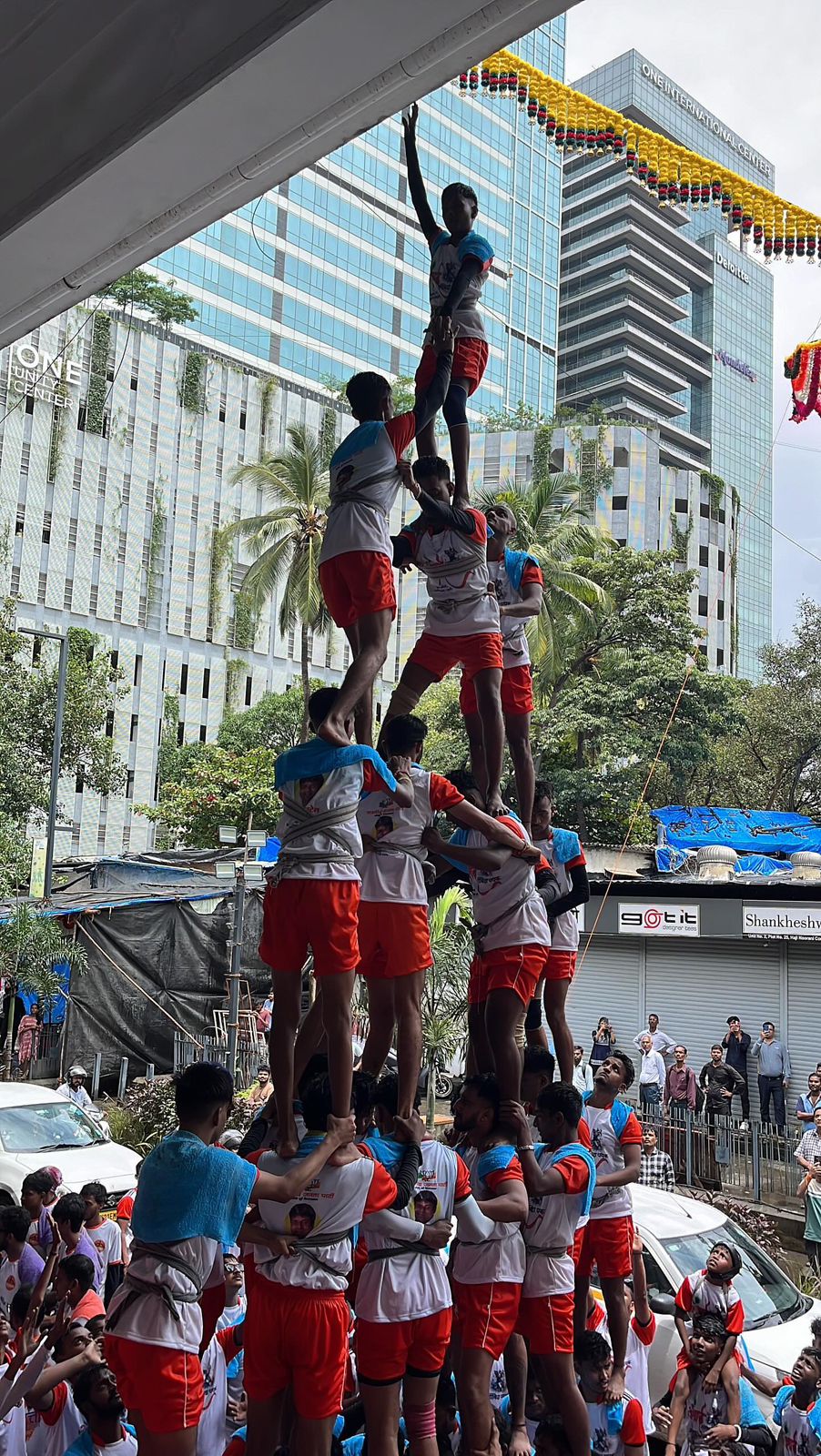 मुंबईत दहीहंडी उत्सवाची धूम मुंबईत दहीहंडी उत्सवाची धूम