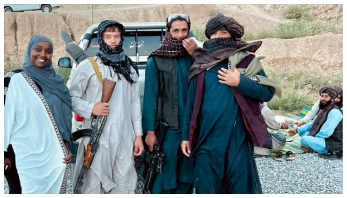 Social media criticizes young woman's selfie with armed Taliban 