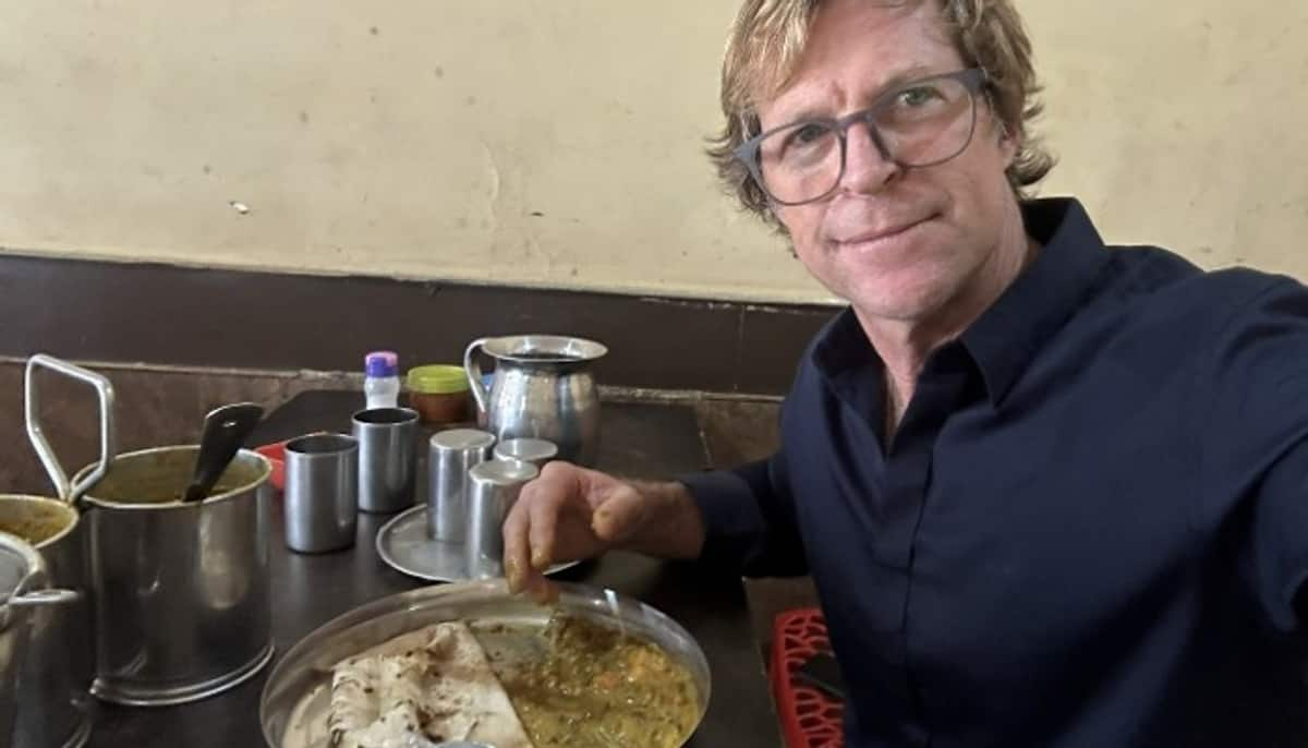 Legendry cricketer Jonty Rhodes enjoys local food in Bengaluru pic goes viral kvn