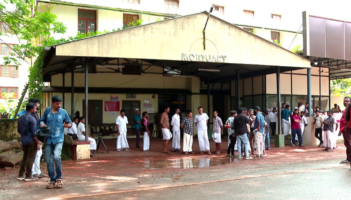 The woman's autopsy was delayed by hours; Protest at Kozhikode Medical College