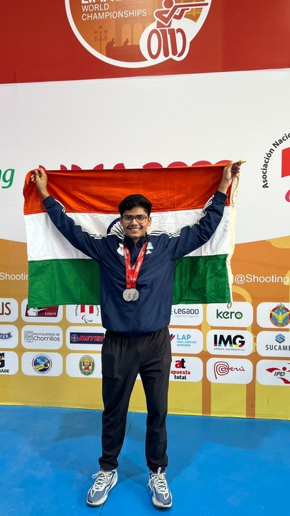 <p>महज 8 साल की उम्र में एक दुर्घटना में बायां पैर गंवाने वाले रुद्रांश खंडेलवाल आज 17 साल की उम्र में पेरिस पैरालिंपिक 2024 में गोल्ड मेडल के लिए कंप्टीशन करने के लिए तैयार हैं।<br />
 </p>
