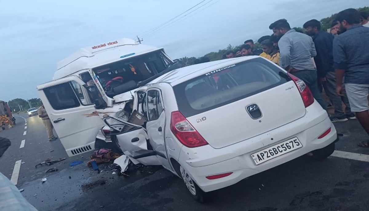 three killed due to road accident at chintamani in chikkaballapur grg 