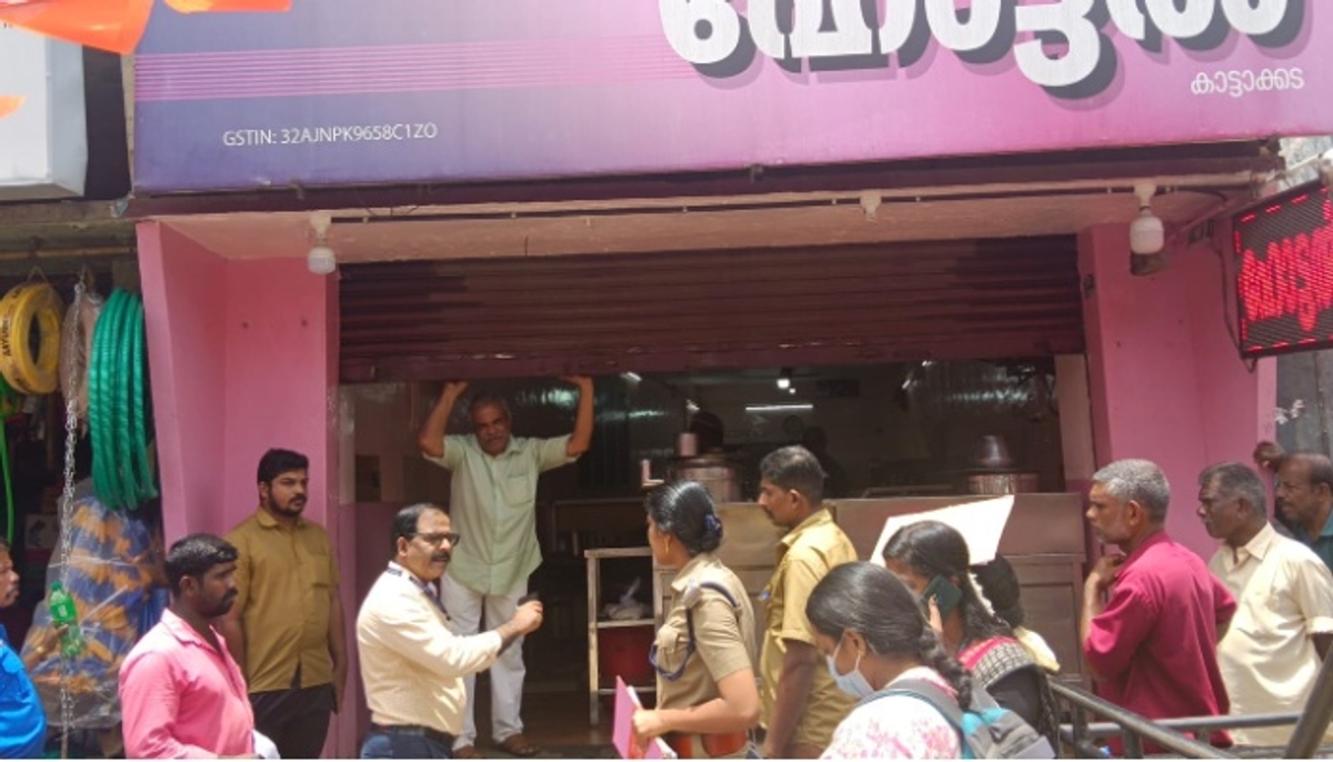 worm found in fried chicken brought from restaurant in thiruvananthapuram five members of a family fell ill