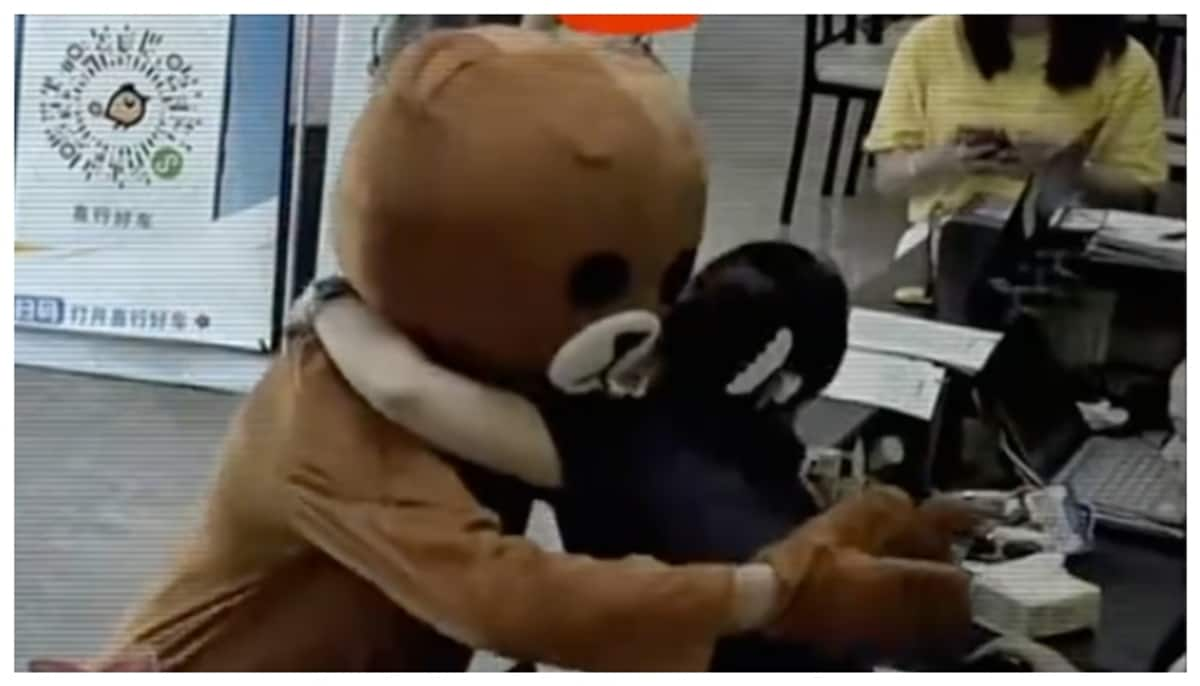 Father disguises himself as teddy bear to bring home his estranged daughter