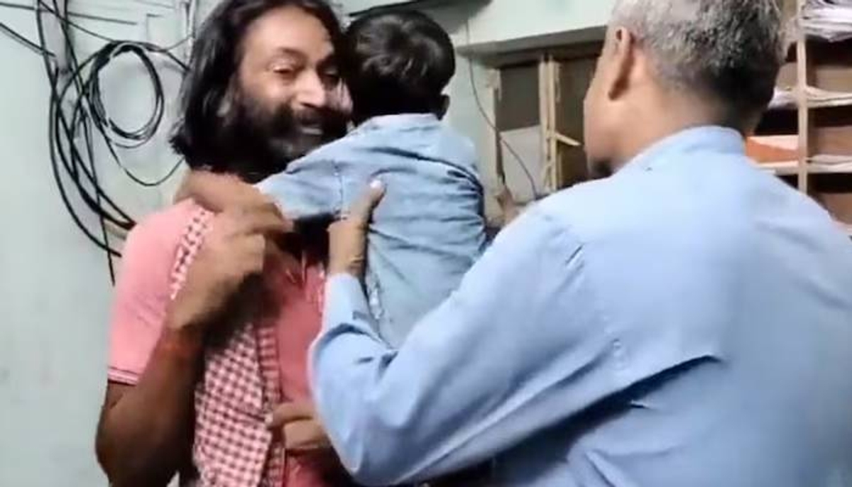 two year old boy refused to leave kidnapper and crying in Jaipur police station 