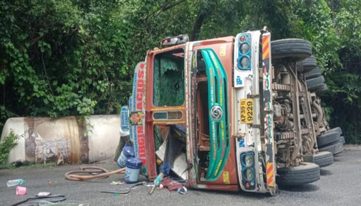 tanker full of acid fell into the canal near Ankola in Uttara Kannada grg 