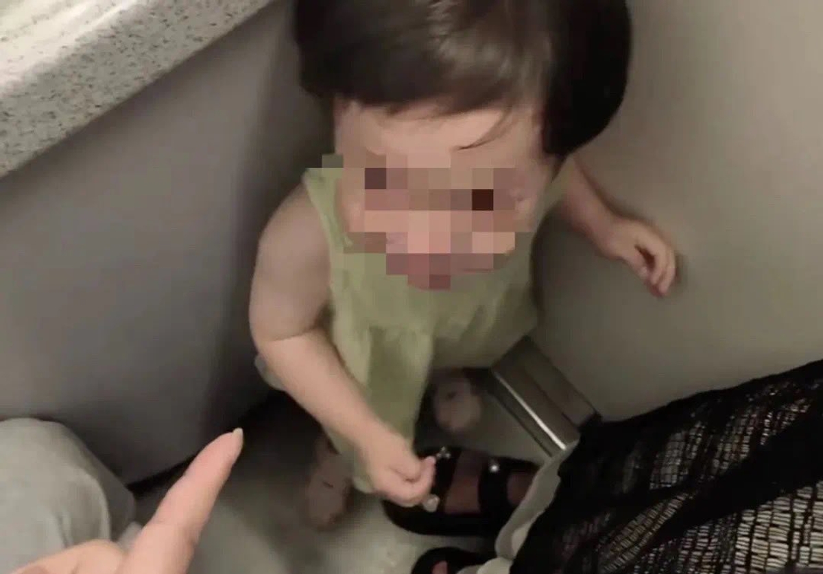 Wont let you out unless Two women lock crying child in plane's toilet in China; viral video sparks row snt