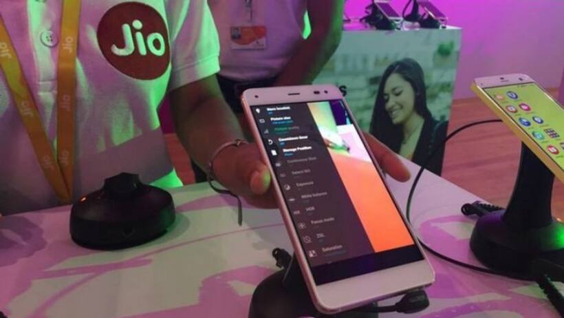 Jio ने अपने इन कस्टमर्स को दिया झटका, चुपके से बढ़ा दिए रिचार्ज प्लांस के रेट
