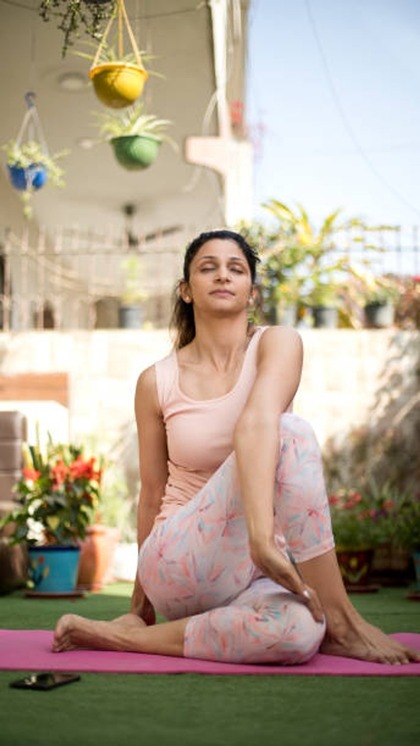 <p>योग, जिम या किसी भी शारीरिक गतिविधि से शरीर में एंडोर्फिन का स्तर बढ़ता है, जो मूड को बेहतर बनाता है। जिससे मेंटल एनर्जी इंप्रूव होती है। यह दिमाग को शांत रखने का नेचुरल तरीका है।</p>
