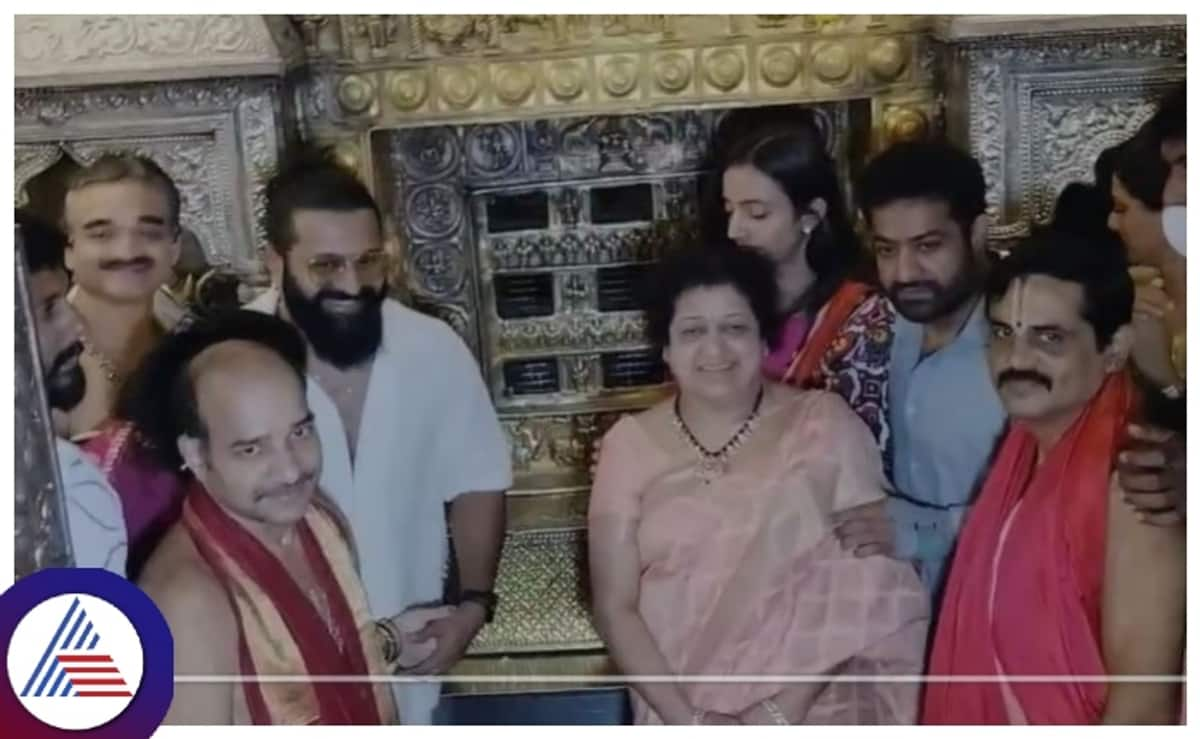 Star actors jr ntr and rishab shetty and director prashanth neel visit udupi sri krishna temple srb